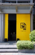 One of the online celebrity cafes in Guangzhou is very yellow. JPG Cafe only sells take-out coffee with three kinds of coffee.