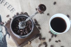 Drinking coffee from Chinese porcelain cups to see how world celebrities drink coffee