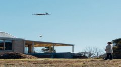 Take-out coffee at a new height! Google drone delivers hot coffee in three minutes.