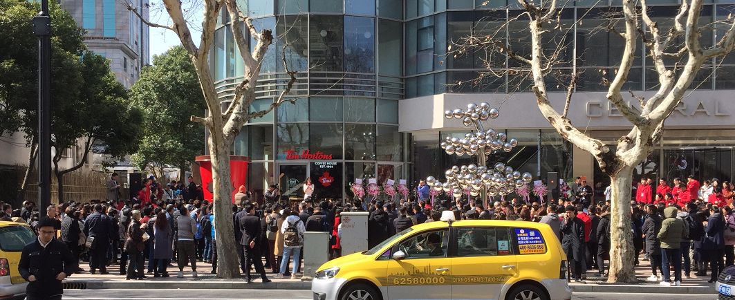 Tim Hortons Shanghai store opens! Is the price of Tim Hortons coffee in line for 18 hours expensive?