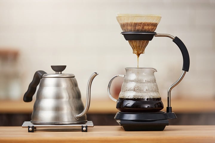 Is the flow rate of the filter cup important in the brewing process of hand-brewed coffee?