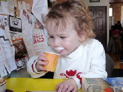 Is there an extra charge for bringing children into the coffee shop? Is it appropriate to collect money to maintain the environment in the store?