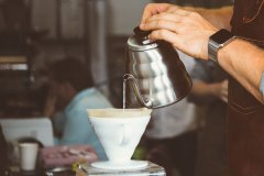 The difference between hand-brewed coffee and Italian coffee _ single coffee can be brewed by machine _ Italian beans can be brewed by hand