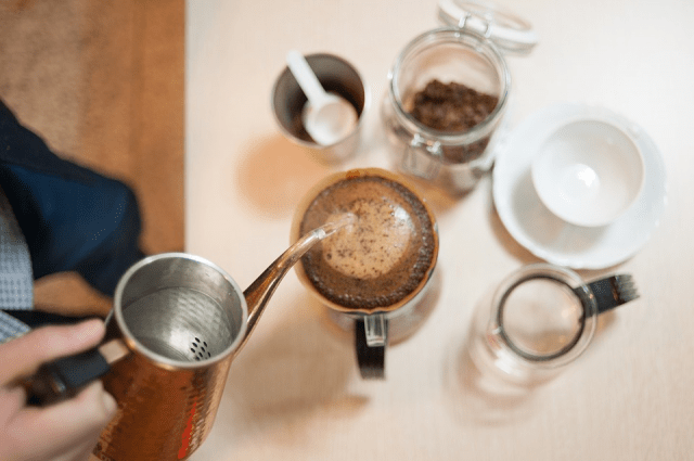 How does turbulence and agitation affect the flavor of hand-brewed coffee? How does stirring affect coffee extraction?