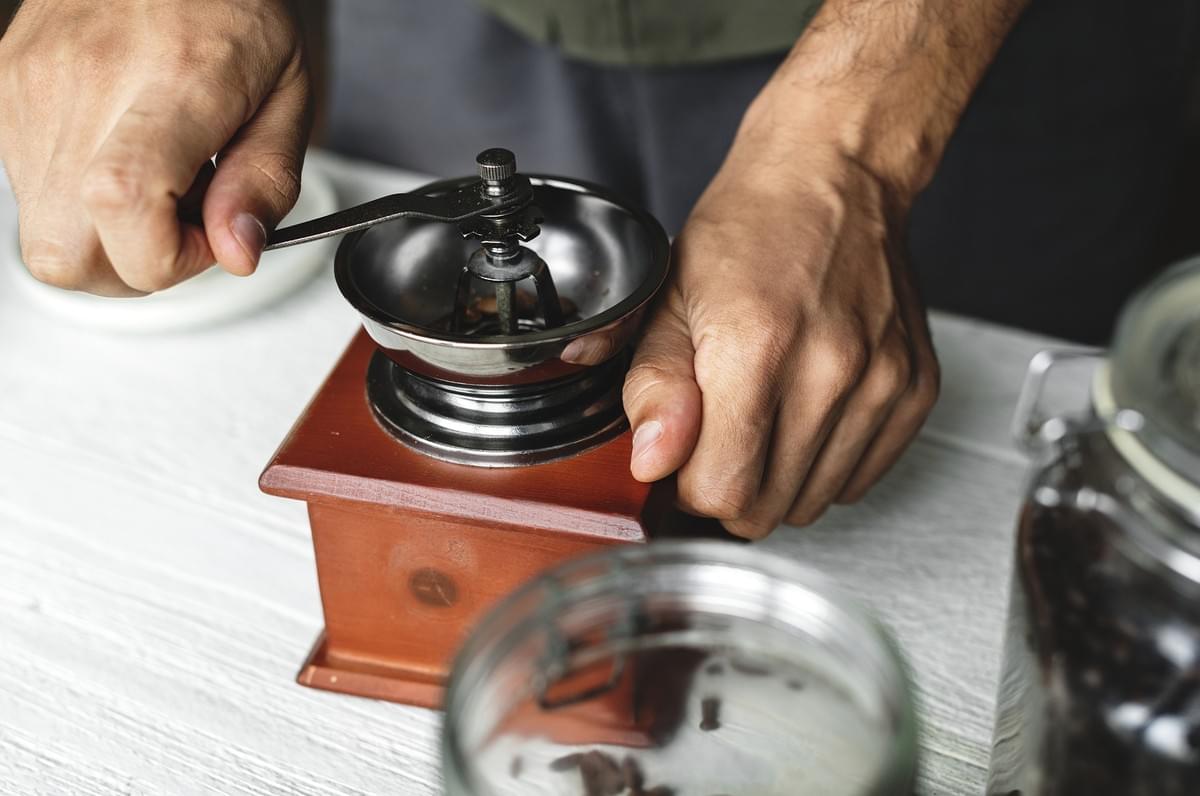 There are five reasons for choosing a hand grinder. What's so good about hand grinding? Is it easy to grind your hands?