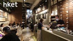 A century-old traditional Chinese medicine shop has changed into a coffee shop to continue the old feelings from the Baizi cabinet.