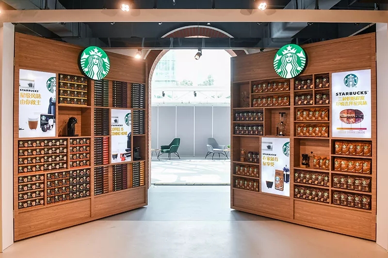 Does Starbucks third Space attract consumers? Coffee Starbucks family scene consumption