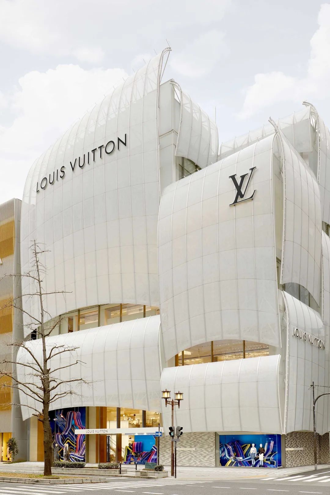How much is the price of LV latte, the first LV cafe in Japan?