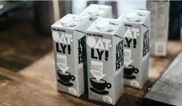 The relationship between oatly Oat Milk and Cafe the celebrity oatmeal milk brand OATLY has a market capitalization of 77 billion.