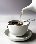 What is the difference between Earl Lipton black tea and Chuanning Earl black tea? Earl's black tea tastes strange.