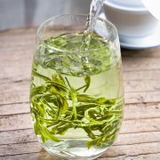 What kind of tea is white tea? How to distinguish between white tea and green tea which is more refreshing? The origin story of tea