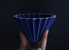 What are the common hand-brewed coffee filter cups? The difference between V60 filter cup and cake filter cup _ v60 filter cup skill