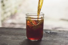 What kind of water should be used to brew cold black tea in the right way? The difference between brewing black tea with mineral water and pure water