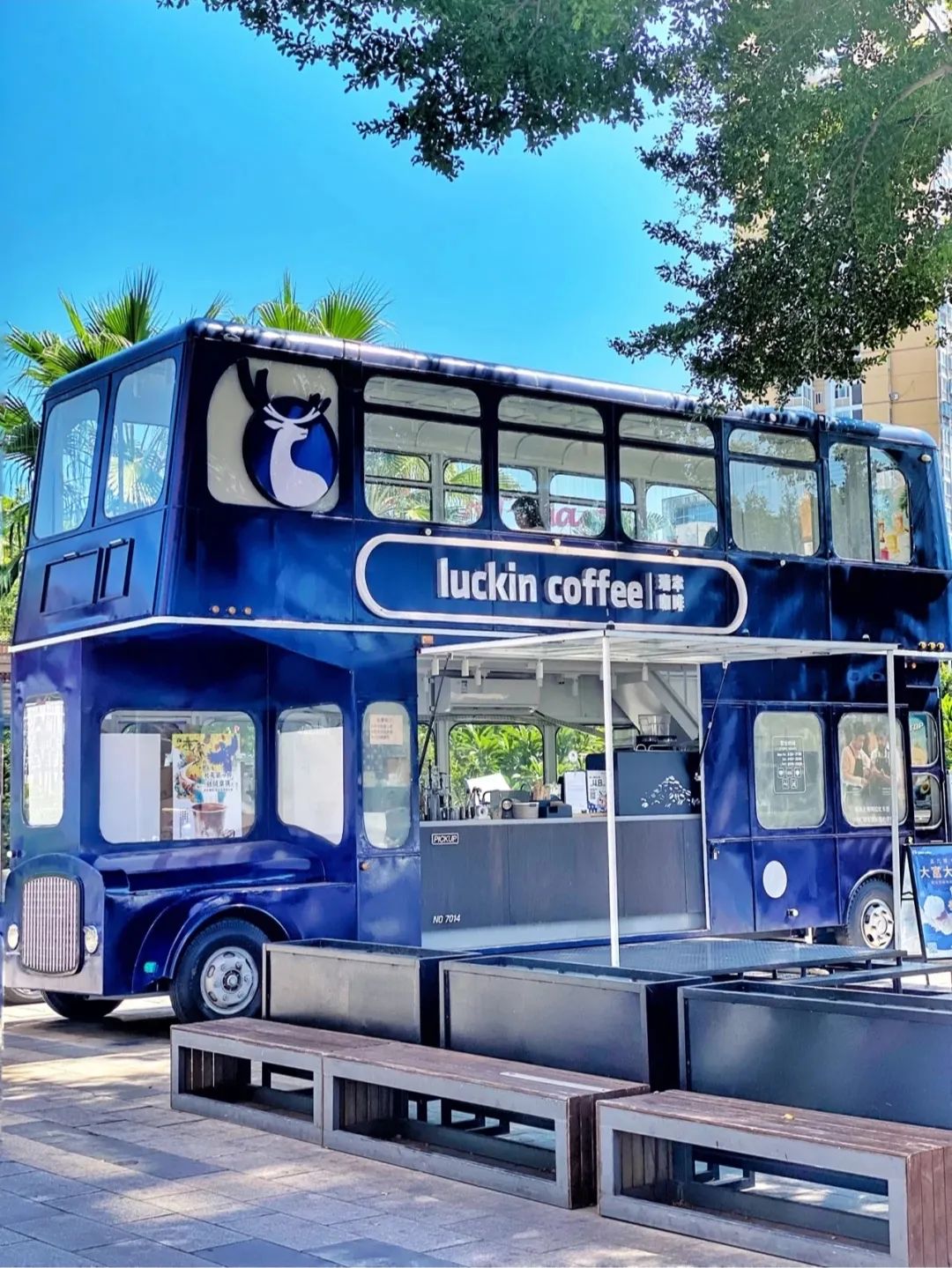 Is Fuzhou lucky double-decker bus coffee car creative? what is the color of Ruixing brand? what is the blue theme store?